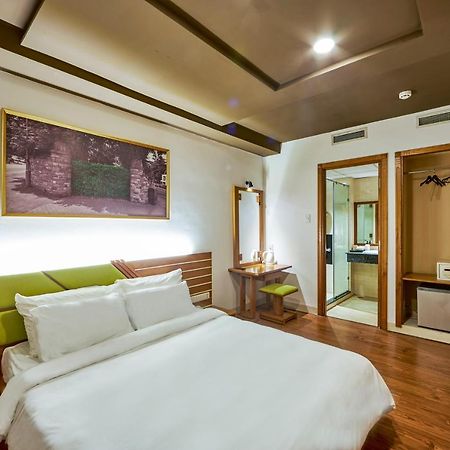 The Noble Swan Hotel Saigon Хошимин Экстерьер фото