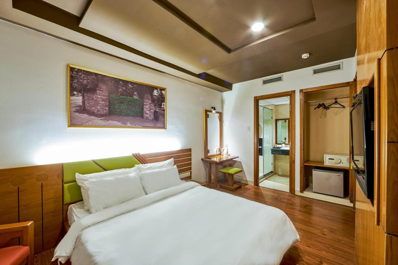 The Noble Swan Hotel Saigon Хошимин Экстерьер фото